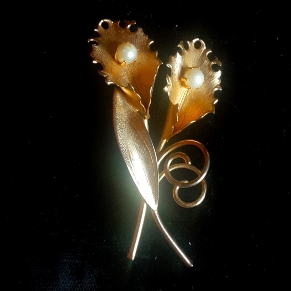 Gold Tone Faux Pearl Flower Brooch